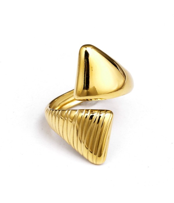 Anillo dorado con diseño geométrico