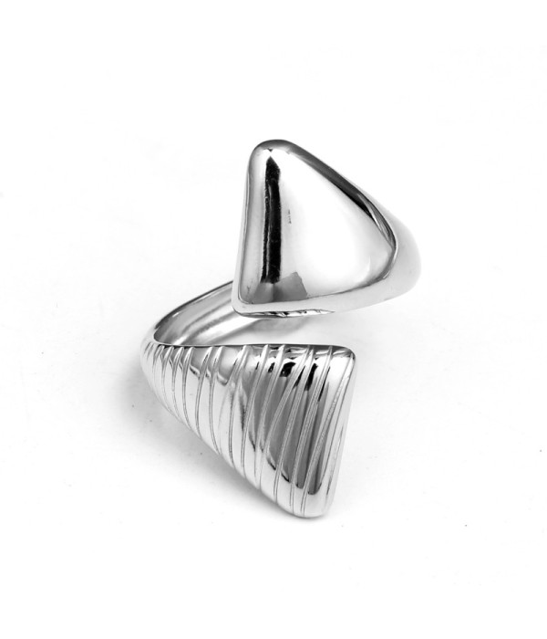 Anillo plateado con diseño geométrico