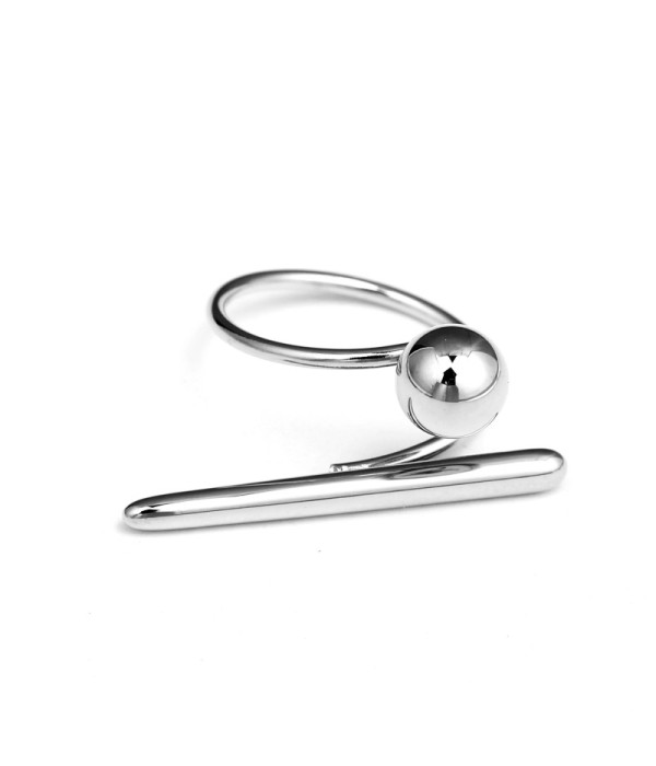 Anillo plateado con diseño minimalista