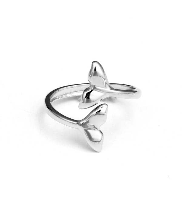 Anillo plateado de colas de pez