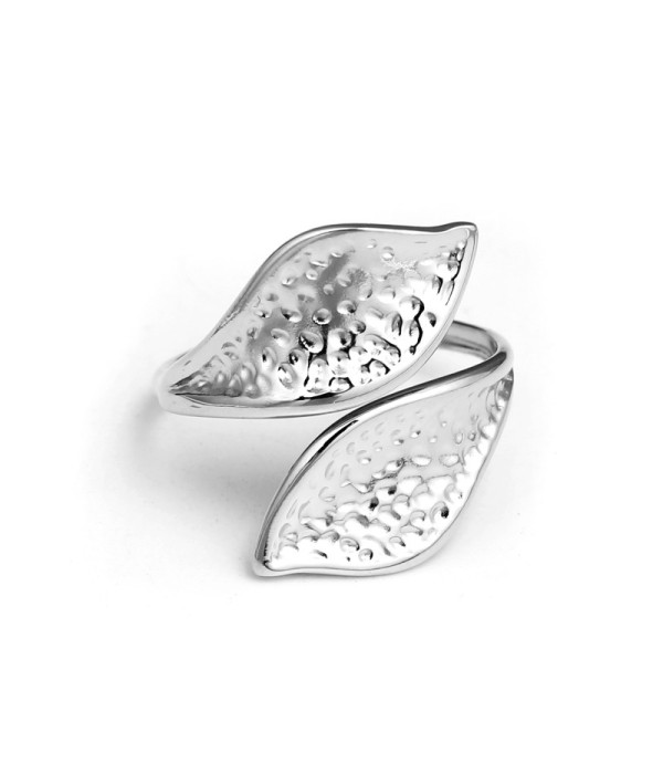Anillo plateado de hojas