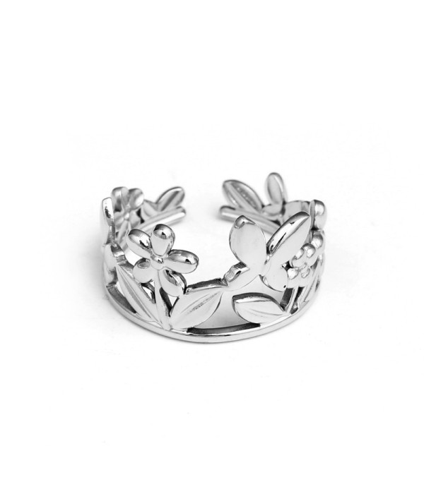 Anillo plateado con diseño floral