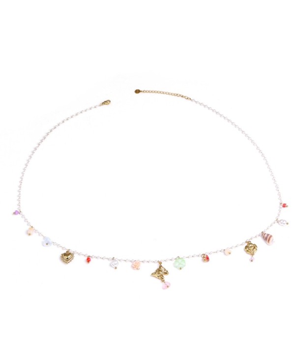 Collar dorado con colgantes variados