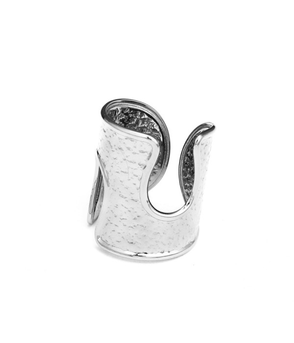 Anillo plateado de forma irregular