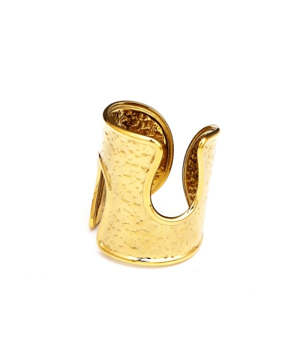 Anillo dorado de forma irregular