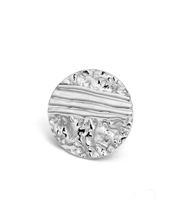 Anillo plateado con textura circular