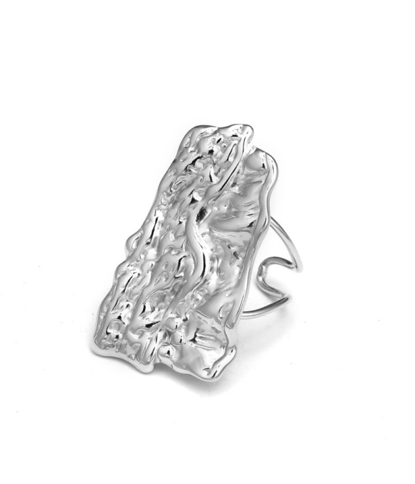 Anillo plateado de forma abstracta