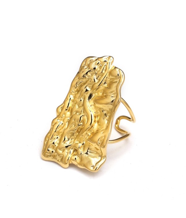 Anillo dorado de forma abstracta