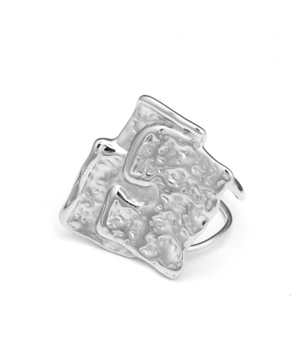 Anillo plateado con placa texturizada
