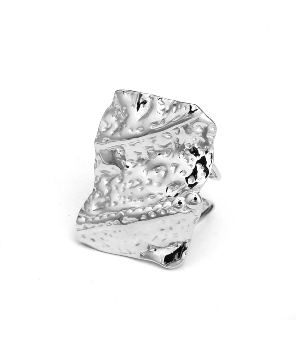 Anillo plateado irregular con efecto martillado
