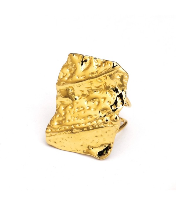 Anillo dorado irregular con efecto martillado