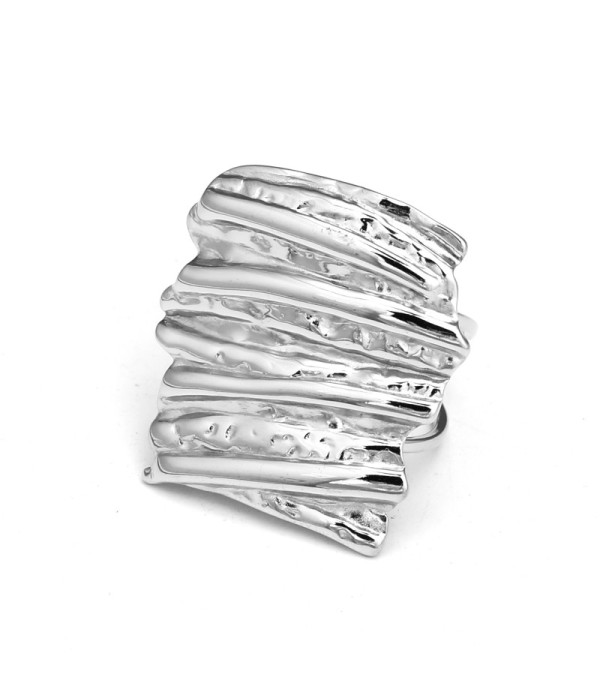 Anillo plateado con líneas onduladas