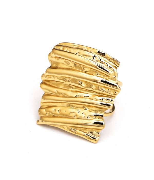 Anillo dorado con líneas onduladas