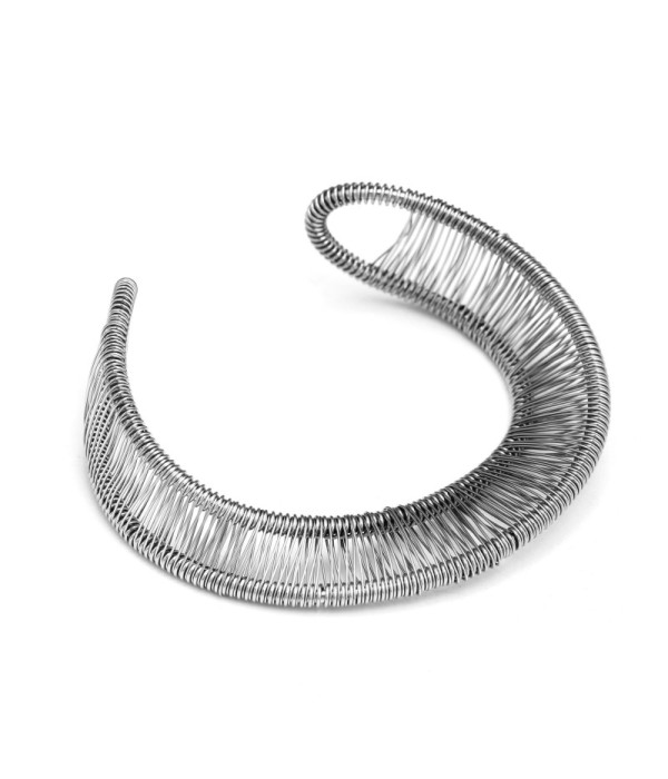 Brazalete plateado tipo malla envolvente