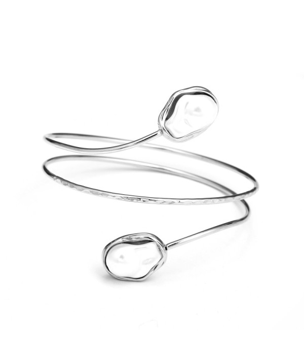 Brazalete de brazo plateado con perlas irregulares