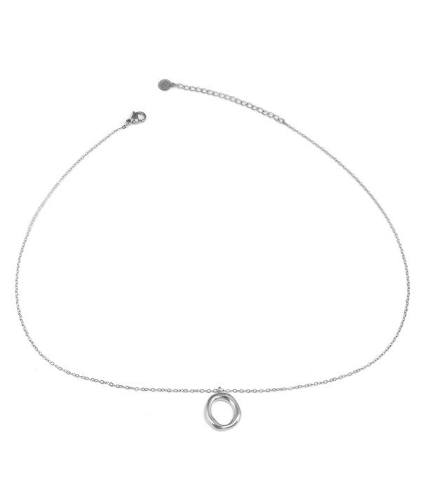 Collar minimalista plateado con círculo irregular