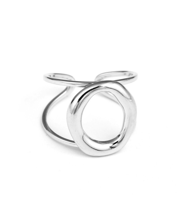 Anillo con diseño de óvalo hueco