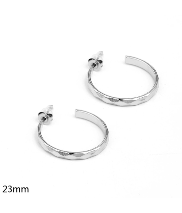 Pendientes de aro plateados con textura martillada(23mm)