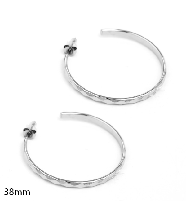 Pendientes de aro plateados con textura martillada(38mm)