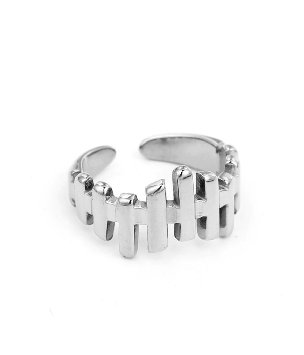 Anillo plateado con diseño geométrico