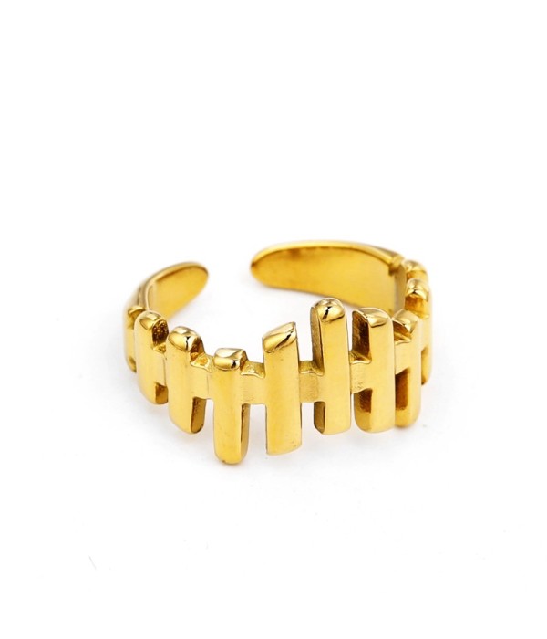 Anillo dorado con diseño geométrico