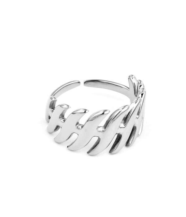 Anillo plateado con diseño geométrico