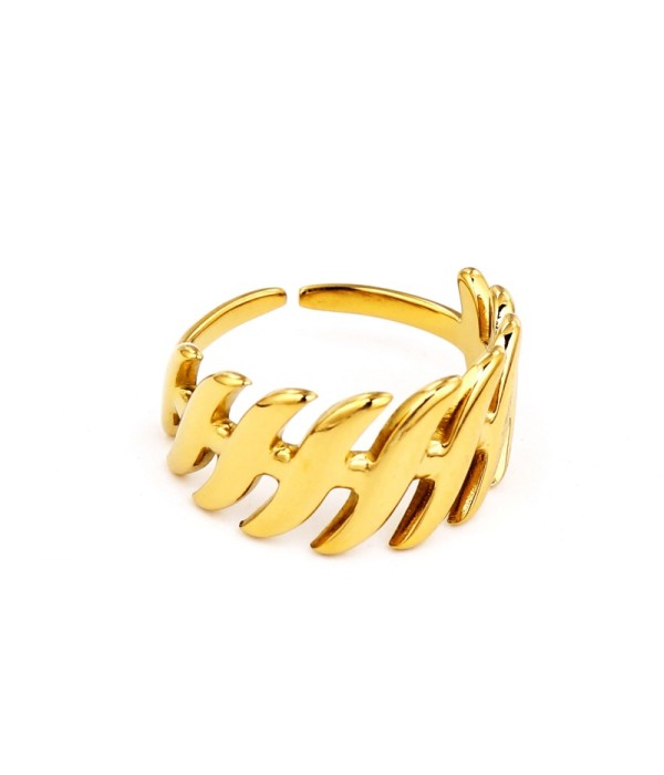 Anillo dorado con diseño geométrico