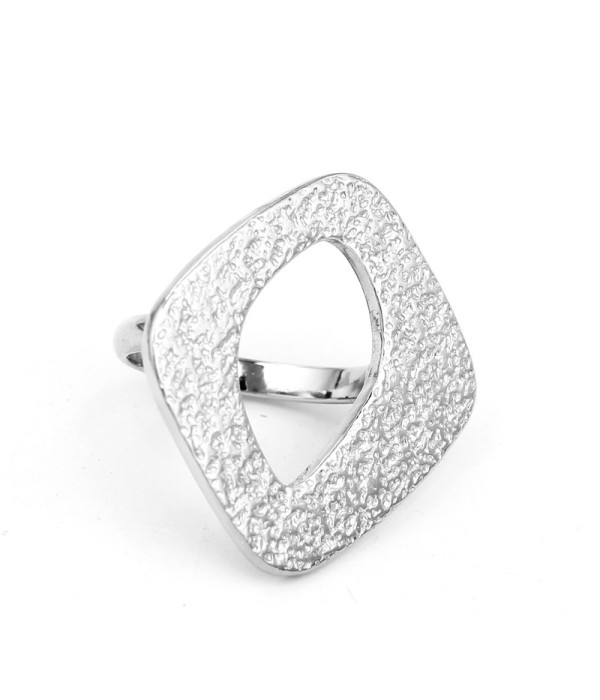 Anillo plateado geométrico con textura