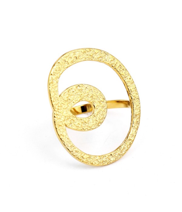 Anillo dorado geométrico con textura