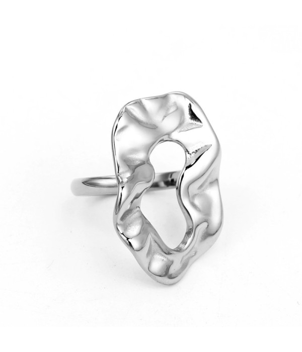 Anillo plateado ovalado irregular
