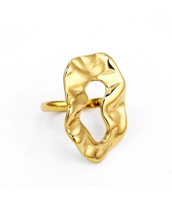 Anillo dorado ovalado irregular