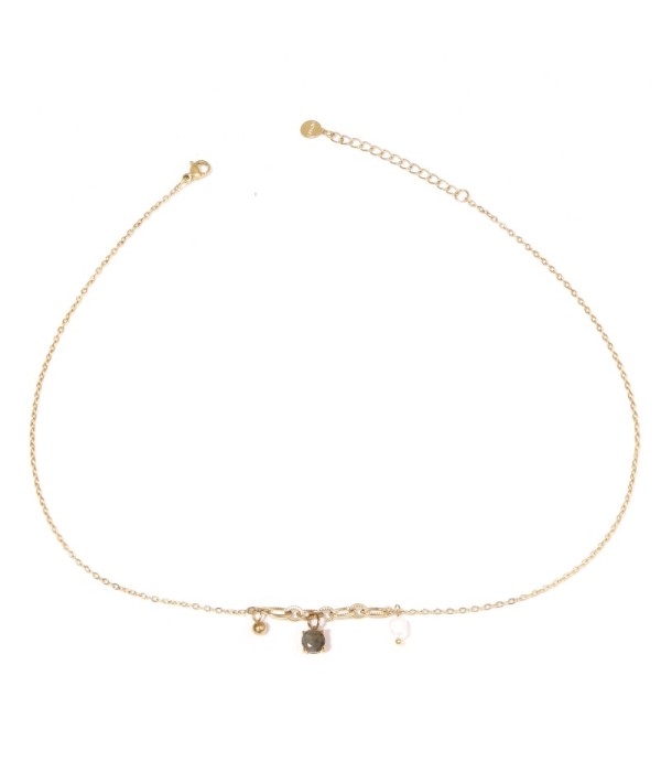 Collar dorado con colgante de piedra redondo y...