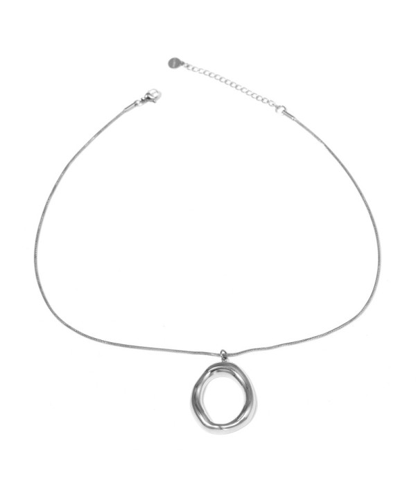 Collar plateado con colgante ovalado