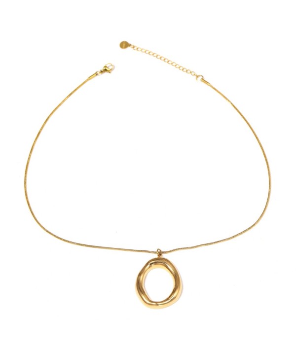 Collar dorado con colgante ovalado