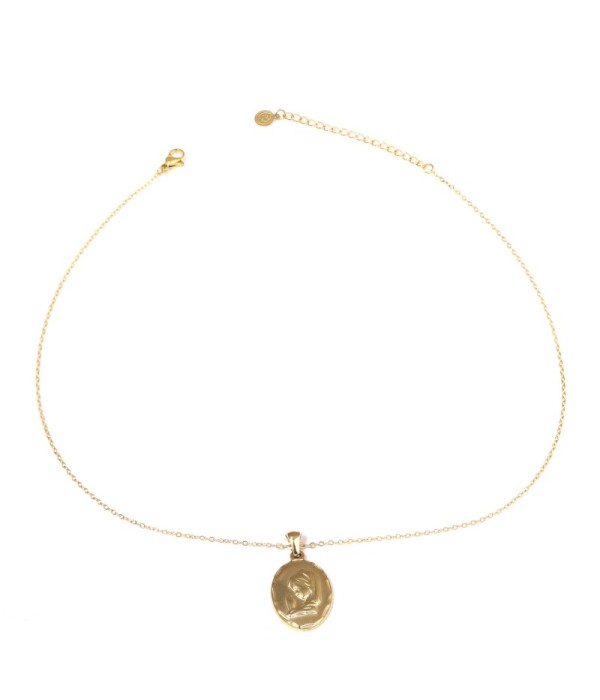 Collar dorado con medalla ovalada de la Virgen...
