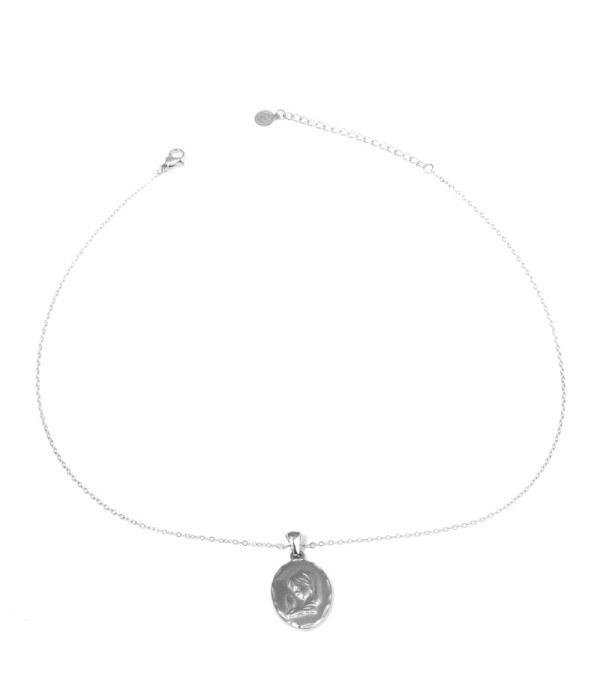 Collar plateado con medalla ovalada de la Virgen María
