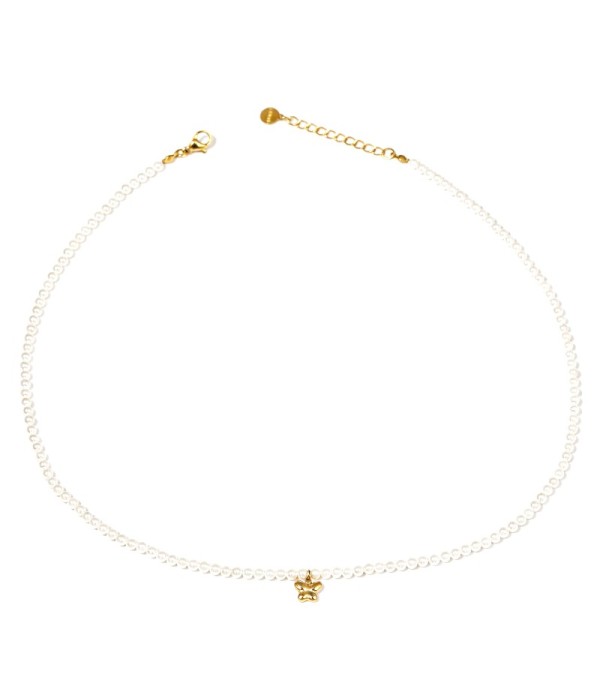 Collar de perlas con colgante de mariposa dorado