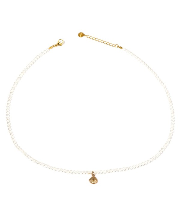 Collar de perlas con colgante de concha dorado