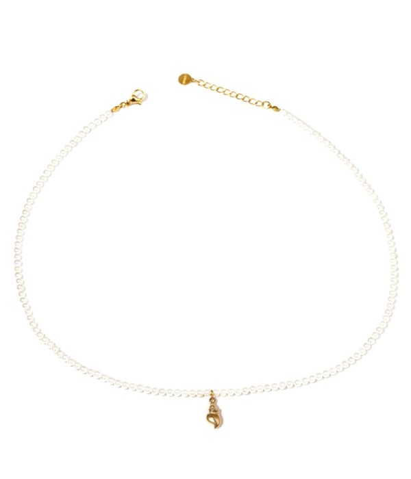Collar de perlas con colgante de caracola dorado