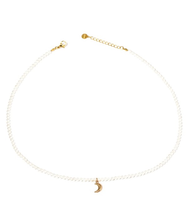Collar de perlas con colgante de luna dorado
