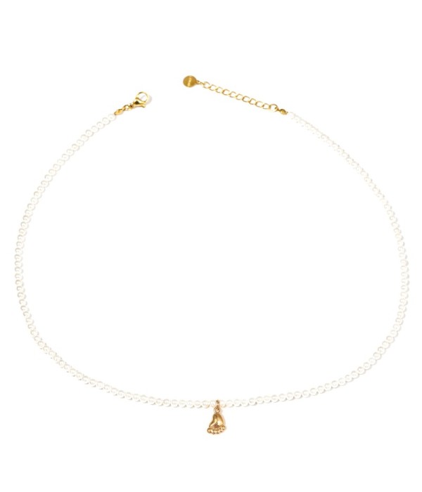 Collar de perlas con colgante de piecito dorado