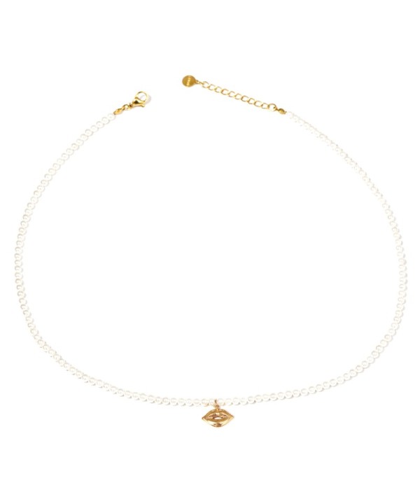 Collar de perlas con colgante de labios dorado