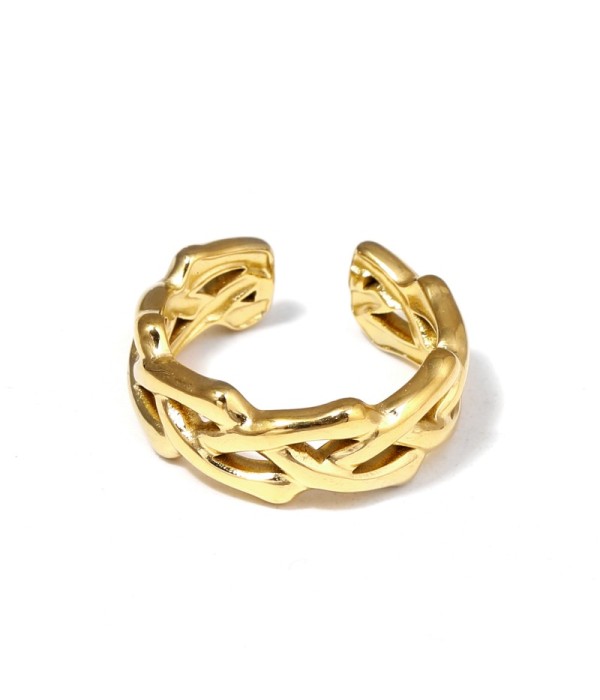 Anillo dorado con diseño trenzado