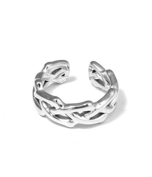 Anillo plateado con diseño trenzado
