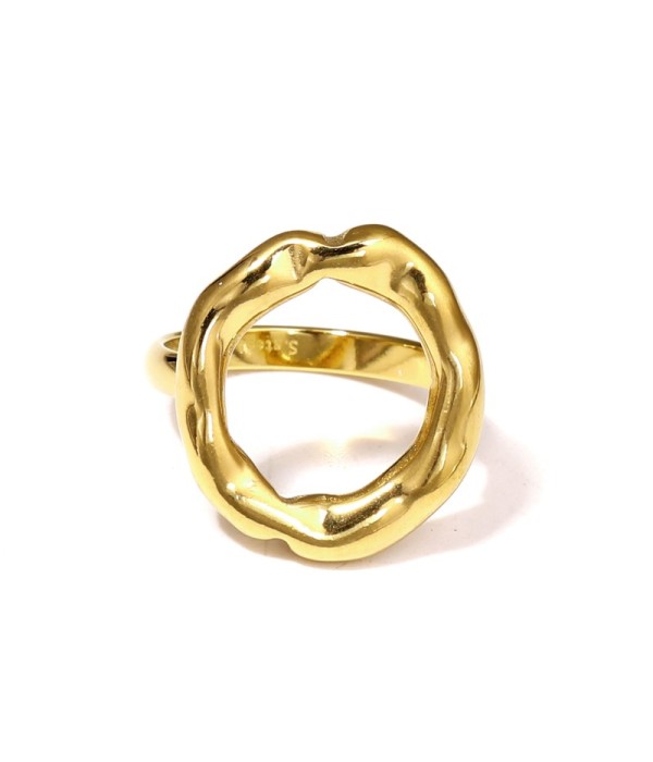 Anillo plateado con diseño orgánico e irregular