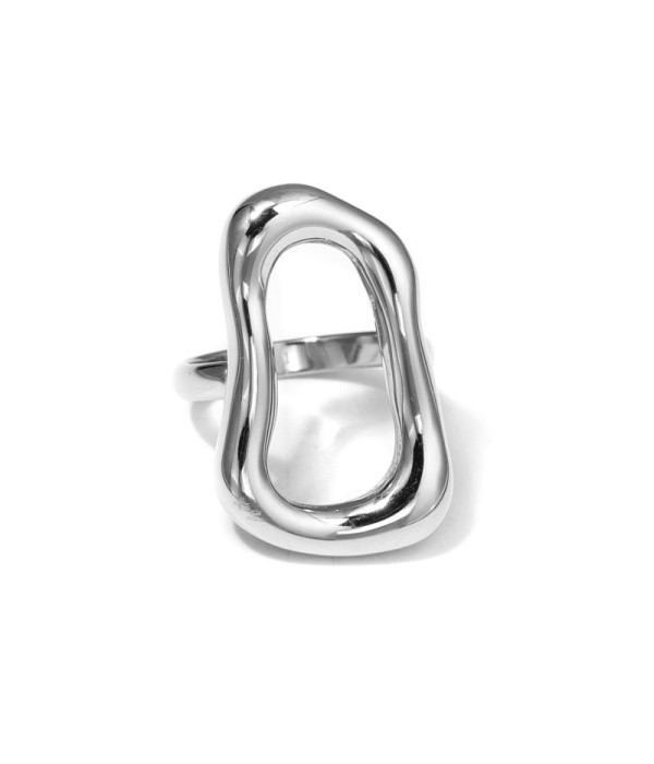 Anillo plateado de forma orgánica abstracta
