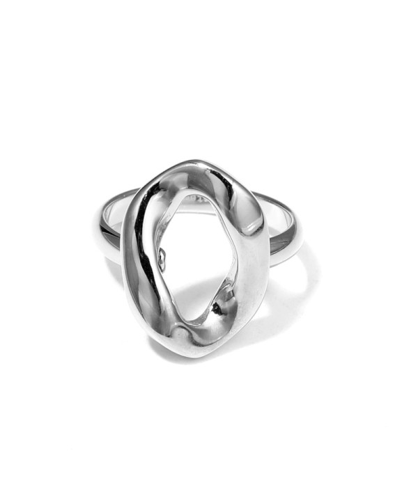 Anillo plateado ovalado irregular