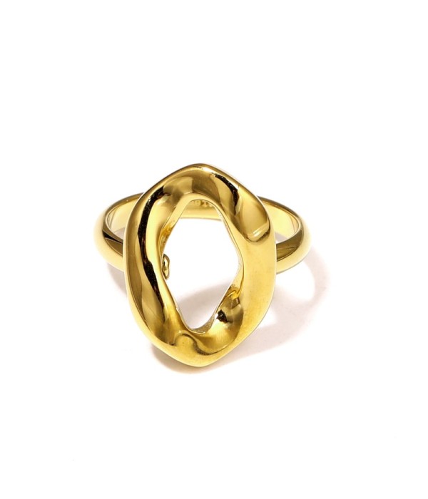 Anillo dorado ovalado irregular