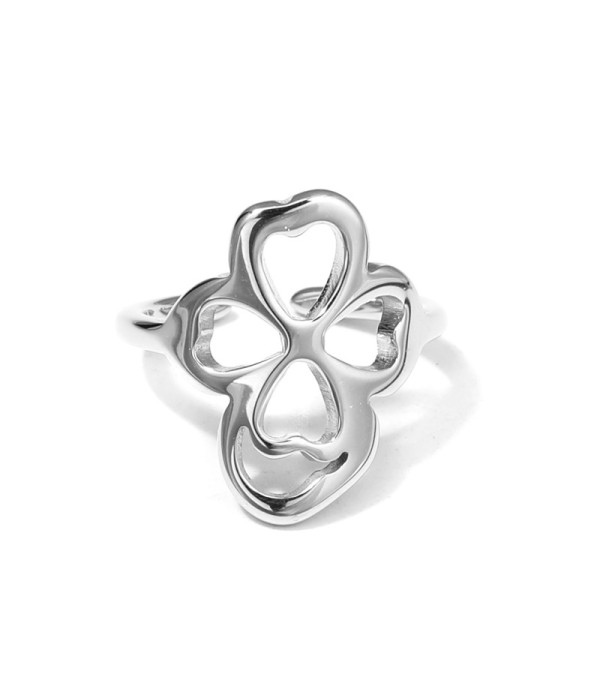 Anillo plateado con diseño de trébol de cuatro hojas