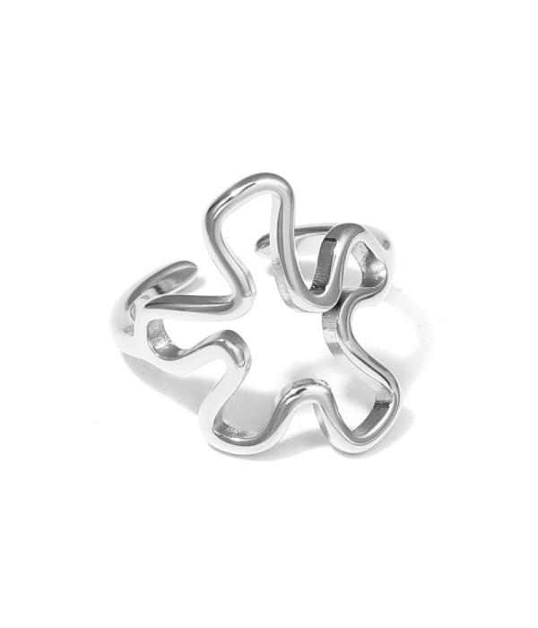 Anillo plateado de flor abstracta